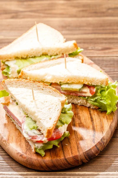 Burgers Avec Cure Dents Saucisses Légumes Sur Planche Découper — Photo