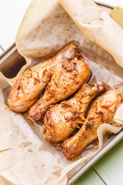 Zubereitetes Huhn Auf Küchenpapier Holztisch — Stockfoto