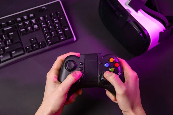 Mãos Homem Jogando Jogo Computador Com Joystick Jogo Conceito Espaço — Fotografia de Stock