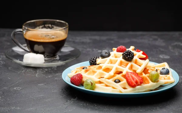 Photo Cup Coffee Belgian Wafers Strawberries Raspberries Empty Black Background — Stock Photo, Image