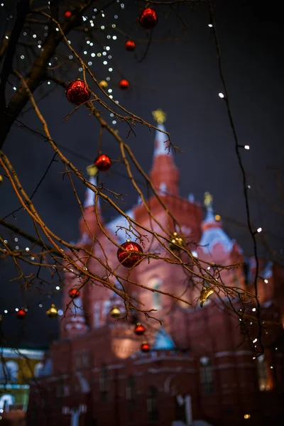 Photo Tree Branches Golden Red Balls Blurred Background Kremlin — Stock Photo, Image