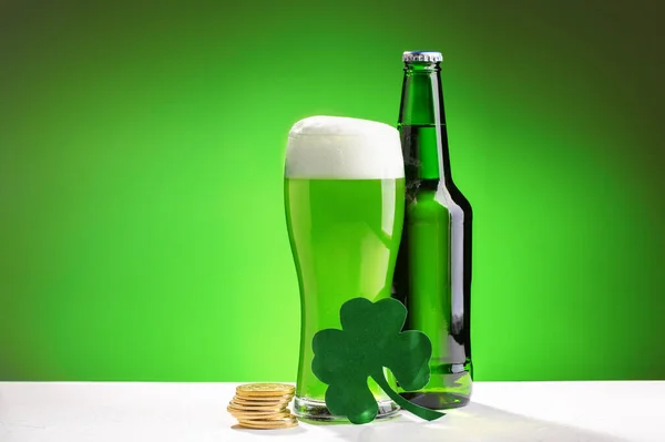 Buttle Szklanka Świeżego Zielonego Zimnego Piwa Białym Stole Pomysł Dzień — Zdjęcie stockowe