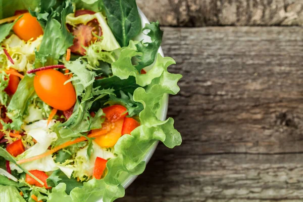 Sallad Med Färska Grönsaker Tomater Morötter Paprika Och Blandade Gröna — Stockfoto