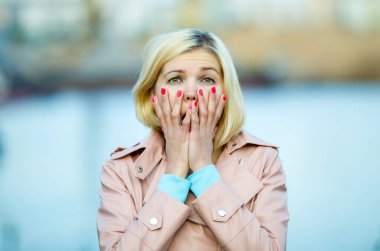 Sarışın, yüzü kapalı, elleri parkta, geçmişi bulanık.