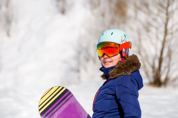 Retrato Mulher Desportiva Usando Capacete Com Snowboard Inverno — Fotografia de Stock