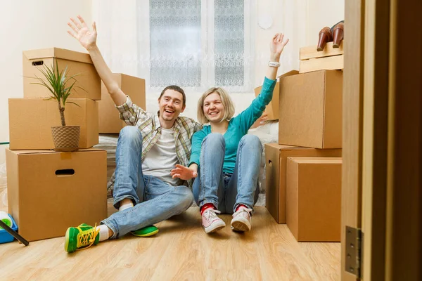 Imagem Casal Feliz Sentado Sofá Entre Caixas Papelão Novo Apartamento — Fotografia de Stock