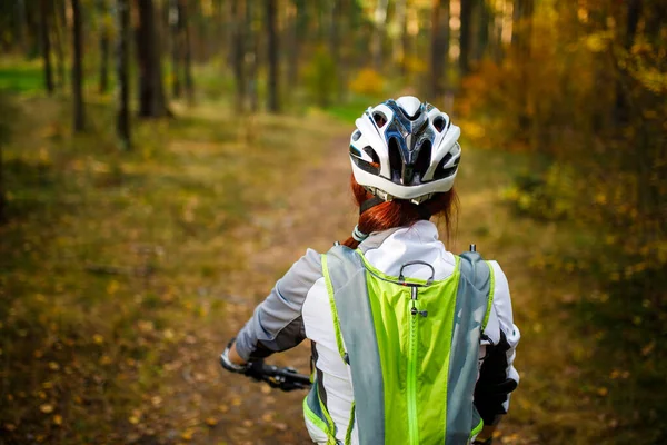 Obraz Tyłu Kobiety Kasku Rowerze Jesiennym Lesie — Zdjęcie stockowe