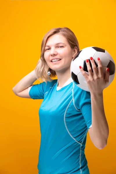 Foto Blondine Med Fodbold Gul Baggrund Studiet - Stock-foto