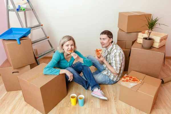 Fotos Mulheres Homens Comendo Pizza Entre Caixas Papelão Novo Apartamento — Fotografia de Stock