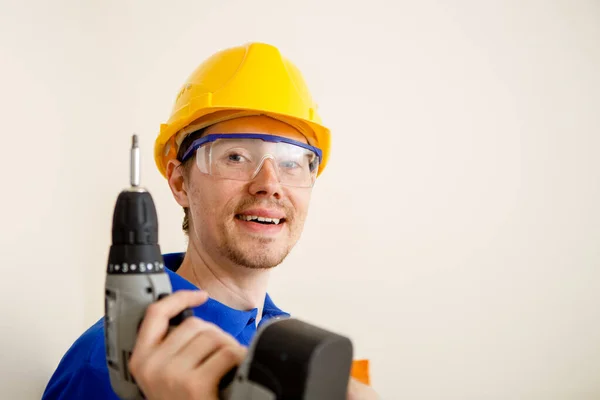 Photo Hommes Avec Drill Casque Jaune Dans Appartement — Photo