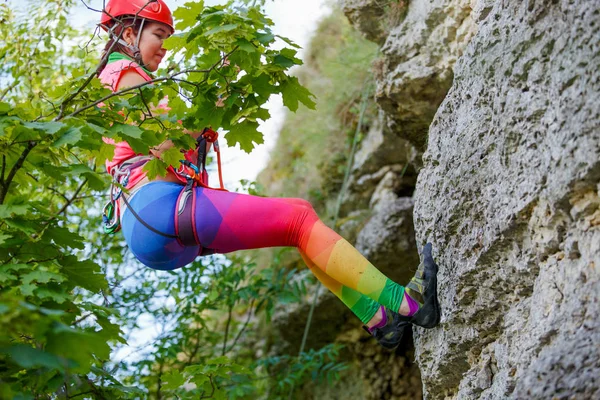 Foto Vista Lateral Jovem Atleta Mulher Capacete Vermelho Subindo Montanha — Fotografia de Stock