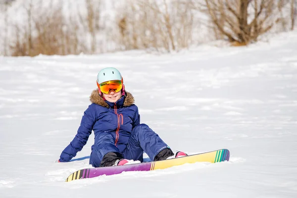 Imagem Atleta Capacete Com Snowboard Sentado Colina Nevada Dia Inverno — Fotografia de Stock