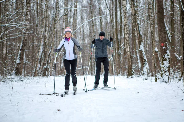 Imagem Mulher Esportes Homem Esquiando Floresta Inverno Durante Dia — Fotografia de Stock