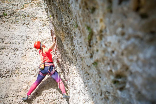 Photo Sports Woman Red Hard Hat Carbine Hand Climbing Mountain — Stock Photo, Image