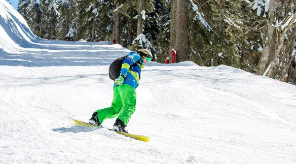 Zdjęcie Człowieka Jeżdżącego Snowboardzie Śnieżnego Wzgórza Zimowy Dzień — Zdjęcie stockowe