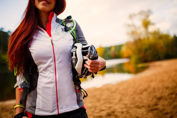 Foto Van Brunette Met Helm Staande Tegen Achtergrond Van Fiets — Stockfoto