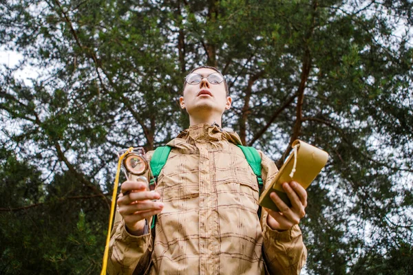 Kép Alulról Ember Iránytűvel Jegyzettömbbel Őszi Erdőben Nappal — Stock Fotó
