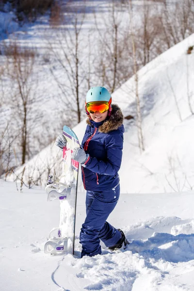 Afbeelding Van Vrouwelijke Atleet Met Helm Snowboard Het Park Winterdag — Stockfoto