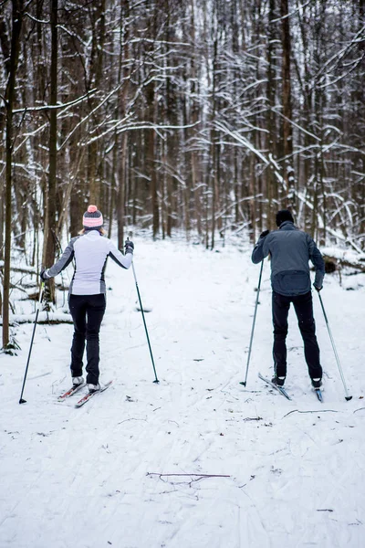 Foto Volta Mulher Esportes Homem Esquiando Floresta Inverno Durante Dia — Fotografia de Stock