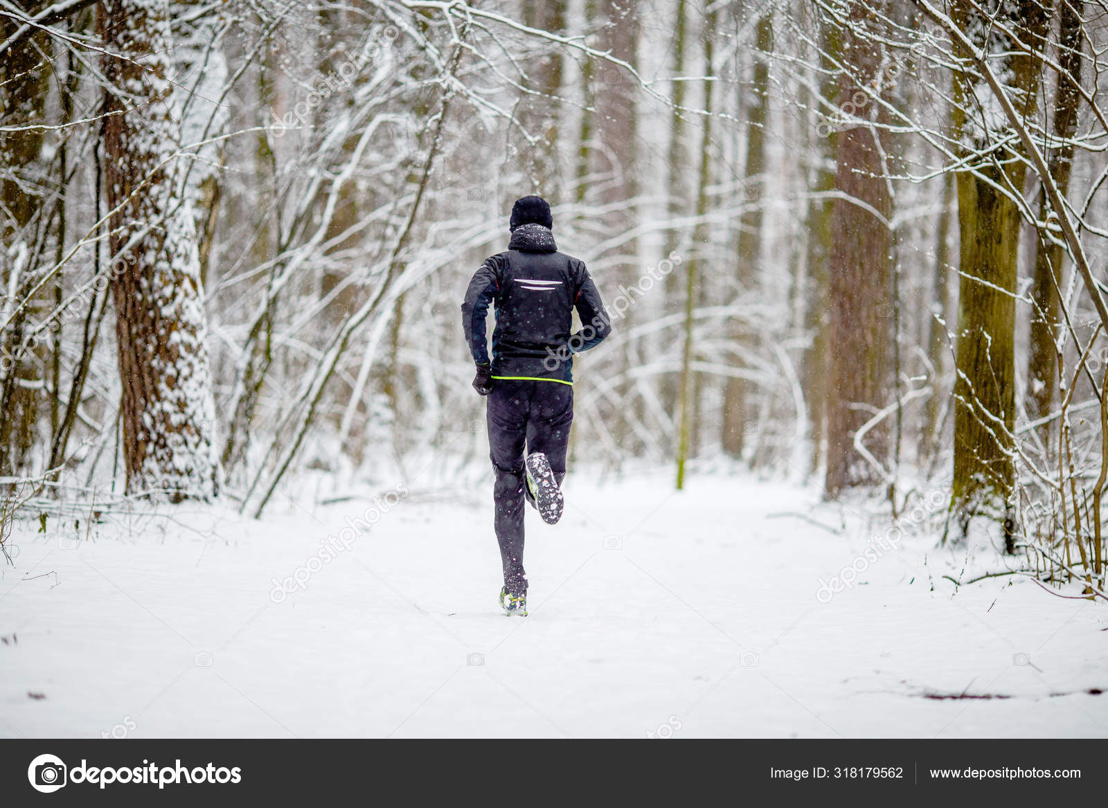 Imagen Espalda Del Hombre Ropa Deportiva Ejecución Bosque Invierno:  fotografía de stock © nuclear_lily #318179562