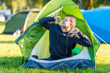 Adam uyandı, oturdu ve çadıra uzandı.