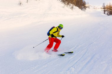 Spor adamının gün boyunca karlı yamaçta kayak yaptığı görüntüsü
