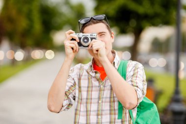 Yazın öğleden sonra sokakta kameralı bir adamın görüntüsü.