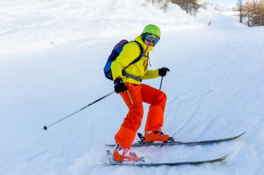 Spor adamının gün boyunca karlı yamaçta kayak yaptığı görüntüsü