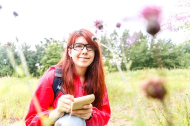 Devedikeni ve esmerin fotoğrafı. Gün boyunca ormanda not defteri ve kalemle birlikte.