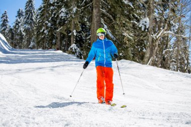 Spor adamının gün boyunca karlı yamaçta kayak yaptığı görüntüsü