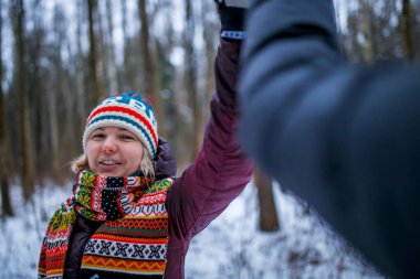 Gündüz vakti kış ormanlarında el sıkışan insanların görüntüsü