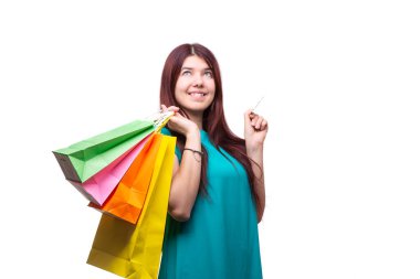 Alışveriş torbaları ve beyaz arka plan üzerinde kredi kartı göl kenarında olan mutlu kadın