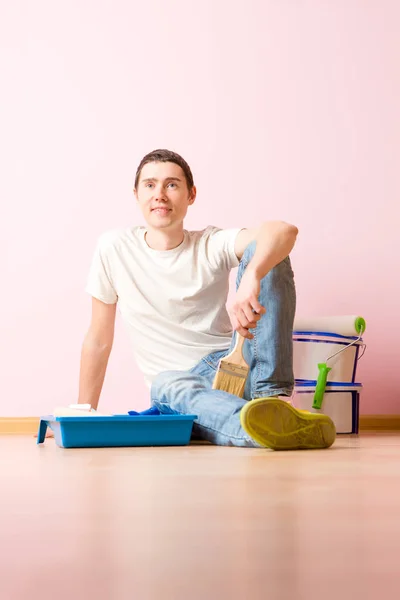 Foto Del Hombre Con Pincel Sentado Suelo Nuevo Apartamento — Foto de Stock