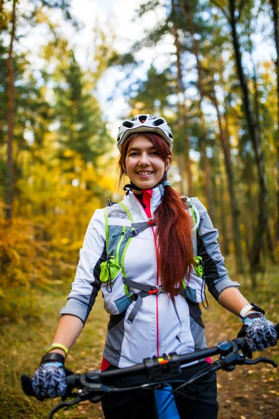 Obraz Dziewczyny Kasku Jeżdżącej Rowerze Przez Jesienny Las — Zdjęcie stockowe