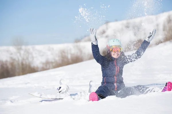 Foto Uma Mulher Esportes Sentada Snowdrift Jogando Neve Inverno — Fotografia de Stock