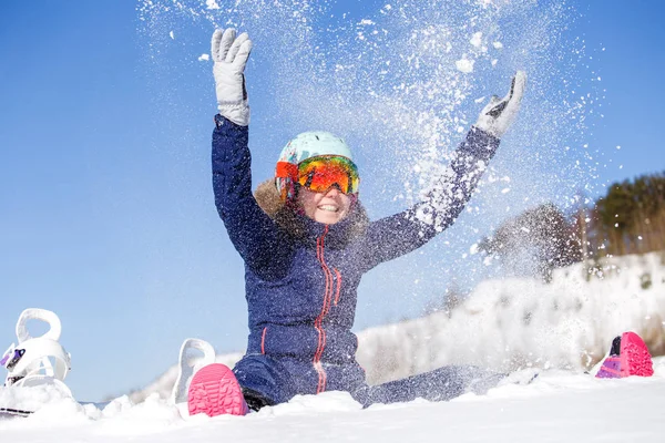 Foto Atleta Sentada Nieve Lanza Nieve Invierno —  Fotos de Stock