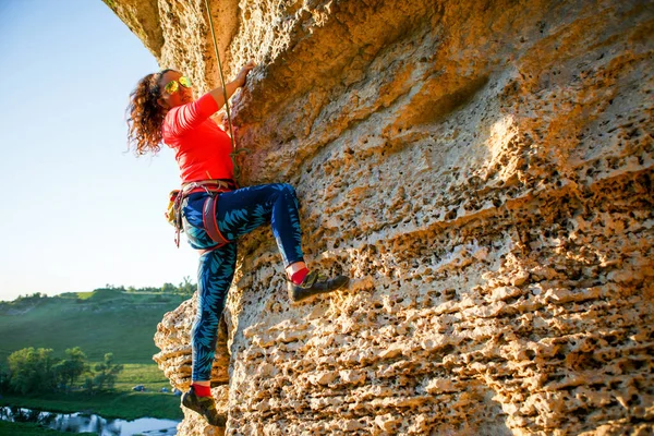 Kép Göndör Hajú Női Turista Mászkál Sziklán Nyári Napon — Stock Fotó