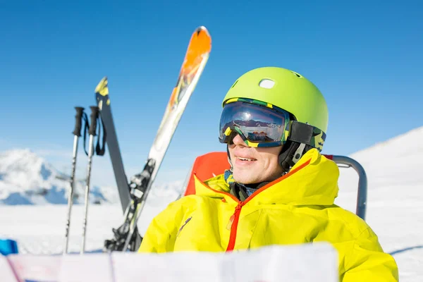 Foto Homem Desportivo Capacete Sentado Cadeira Resort Nevado — Fotografia de Stock