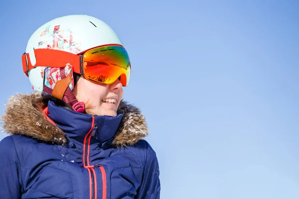 Image Une Athlète Féminine Portant Masque Casque Sur Fond Bleu — Photo