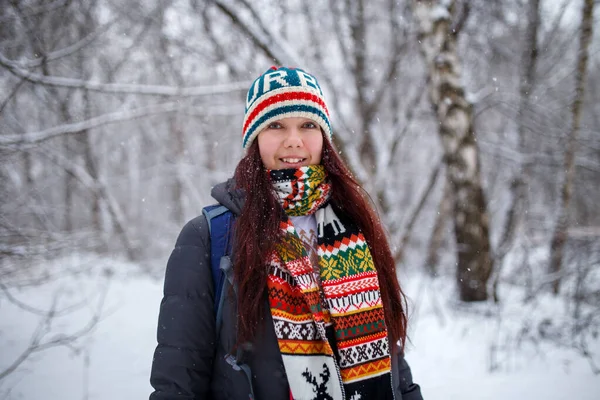 Retrato Mulher Com Cabelos Longos Floresta Inverno Tarde — Fotografia de Stock