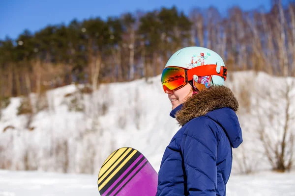 Picture Side View Athletic Woman Wearing Helmet Snowboard Looking Camera — Stock Photo, Image