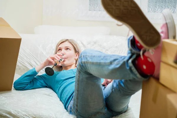 Foto Loira Jovem Com Vidro Com Vinho Sentado Sofá Entre — Fotografia de Stock