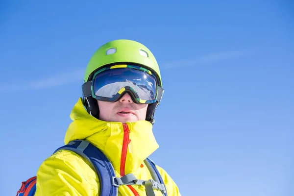 Foto Sportig Man Bär Mask Och Hjälm Mot Blå Himmel — Stockfoto