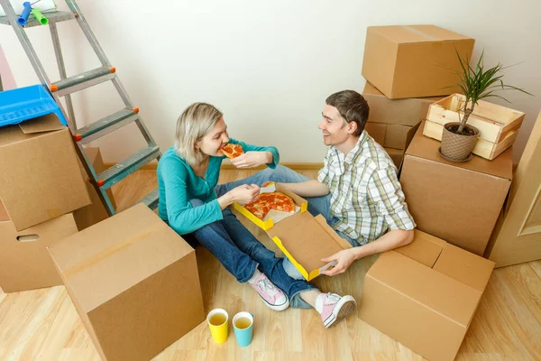Fotos Mulheres Homens Comendo Pizza Entre Caixas Papelão Novo Apartamento — Fotografia de Stock