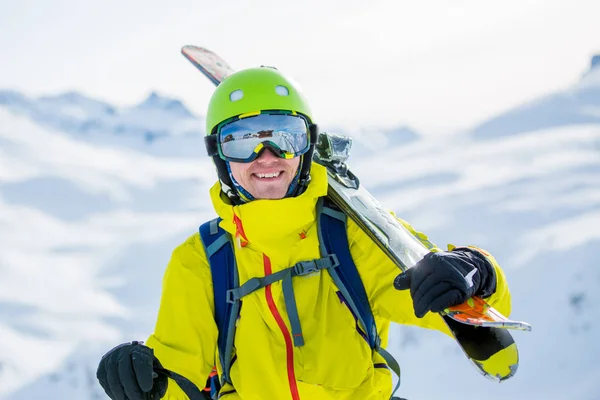 Kask Takan Omuzlarında Kayakla Dağların Arka Planında Gezen Sportif Bir — Stok fotoğraf