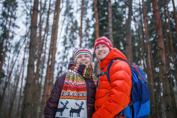 Bild Lyckliga Par Promenad Vinterskogen Mot Bakgrund Träd — Stockfoto