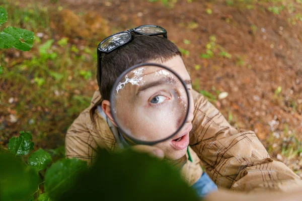 Foto Cima Giovane Ecologo Con Lente Ingrandimento Nella Foresta Giorno — Foto Stock