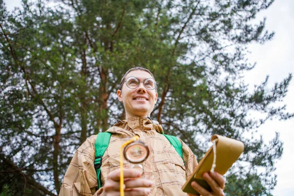 Imagem Baixo Morena Feliz Com Bússola Bloco Notas Floresta Outono — Fotografia de Stock