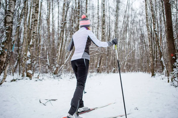 Foto de esquiador feminino em jaqueta branca — Fotografia de Stock