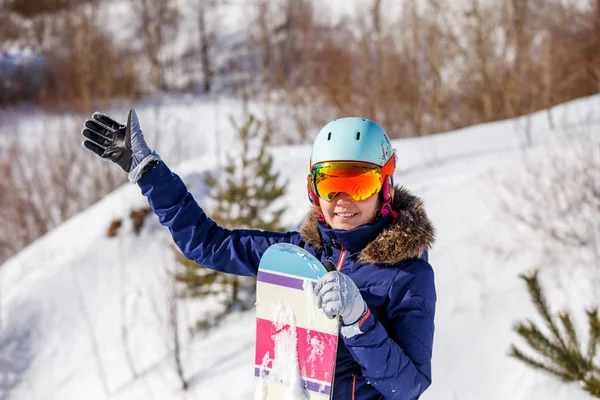 Portret Van Lachende Vrouwelijke Atleet Met Helm Snowboard Wazig Winterdag — Stockfoto